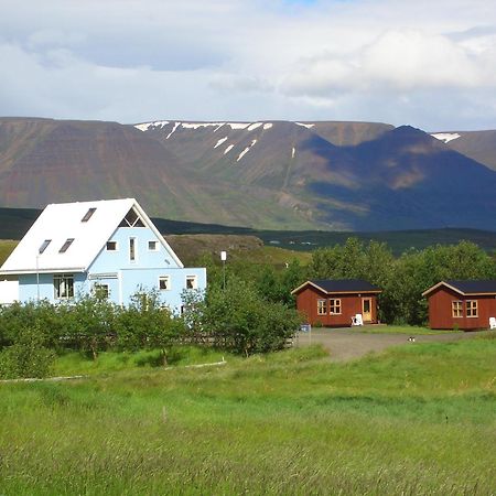 Guesthouse Petursborg アークレイリ エクステリア 写真