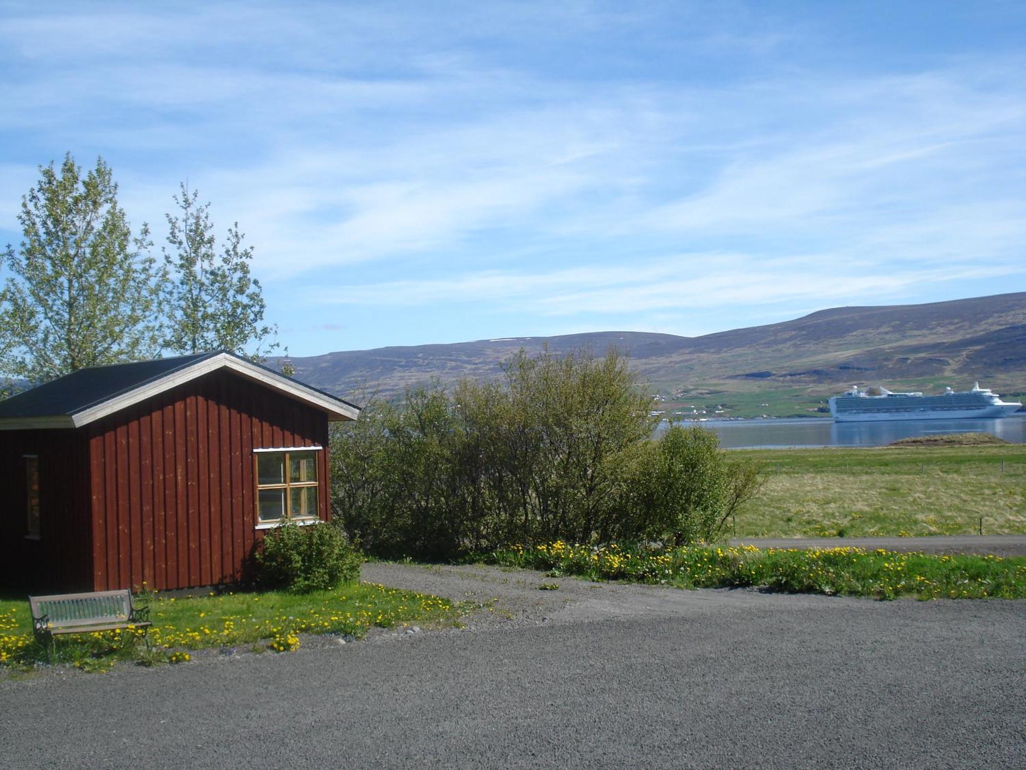 Guesthouse Petursborg アークレイリ エクステリア 写真
