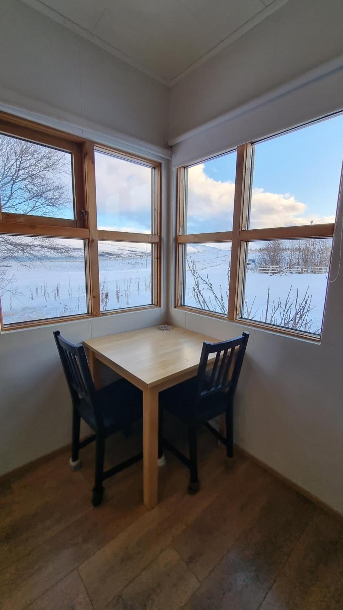 Guesthouse Petursborg アークレイリ エクステリア 写真