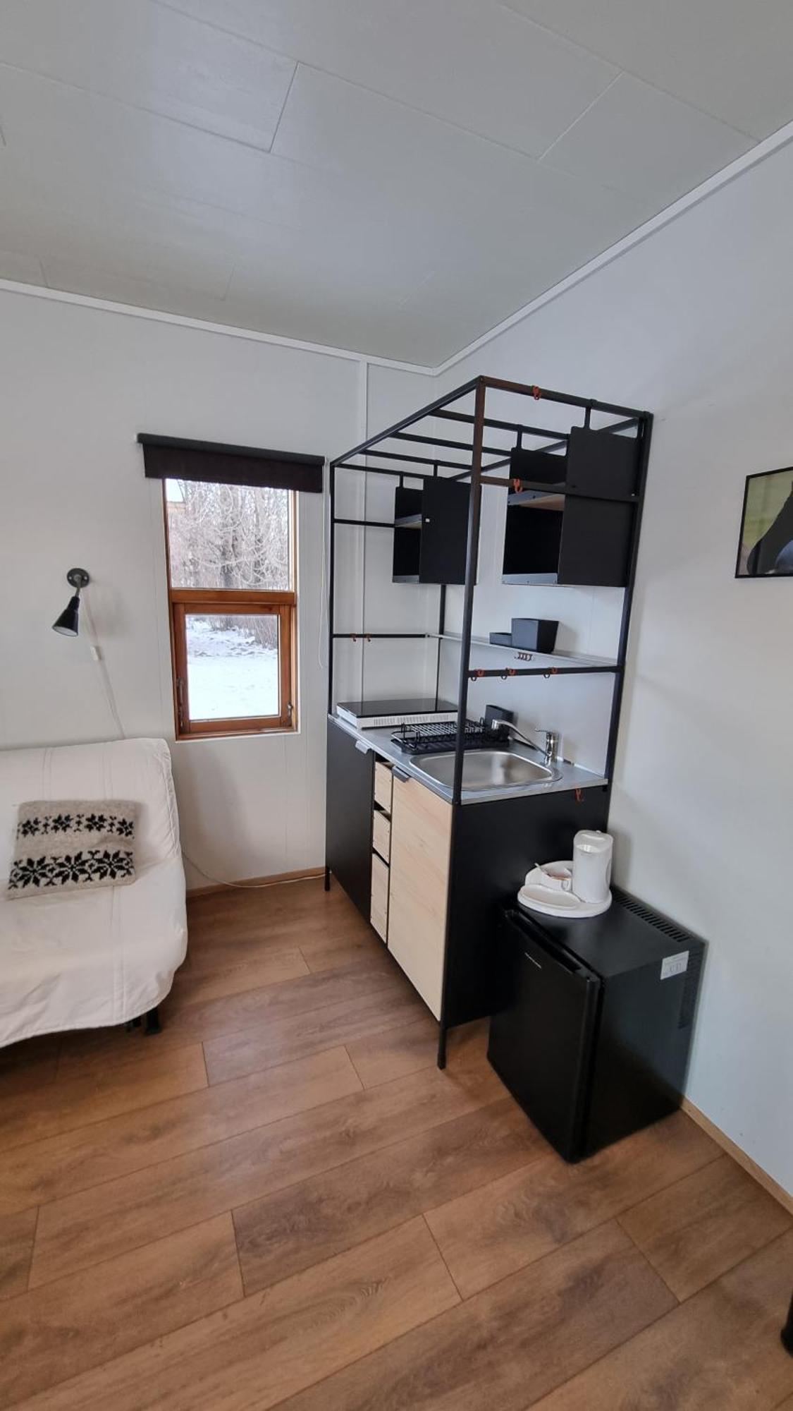Guesthouse Petursborg アークレイリ エクステリア 写真