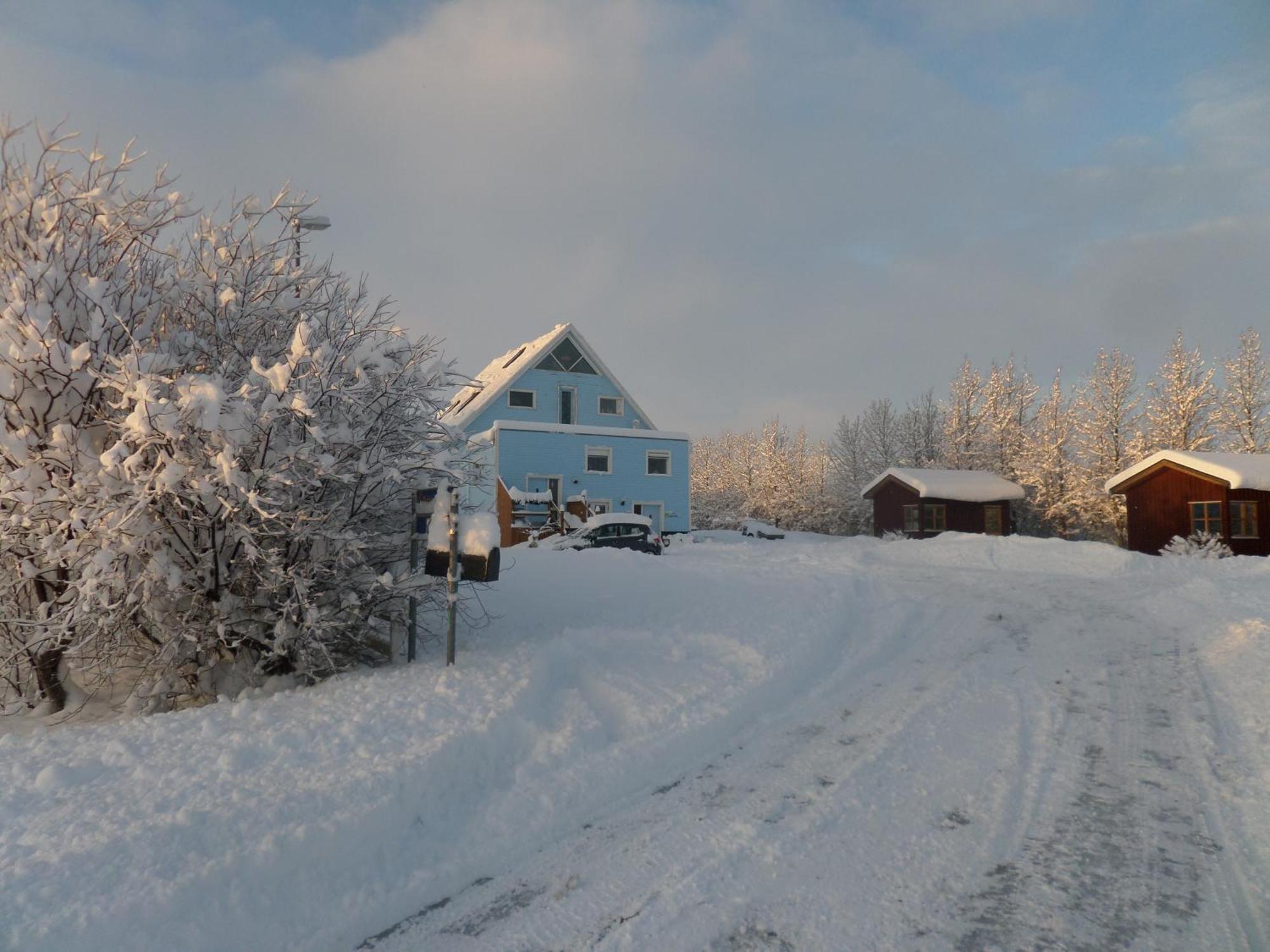Guesthouse Petursborg アークレイリ エクステリア 写真