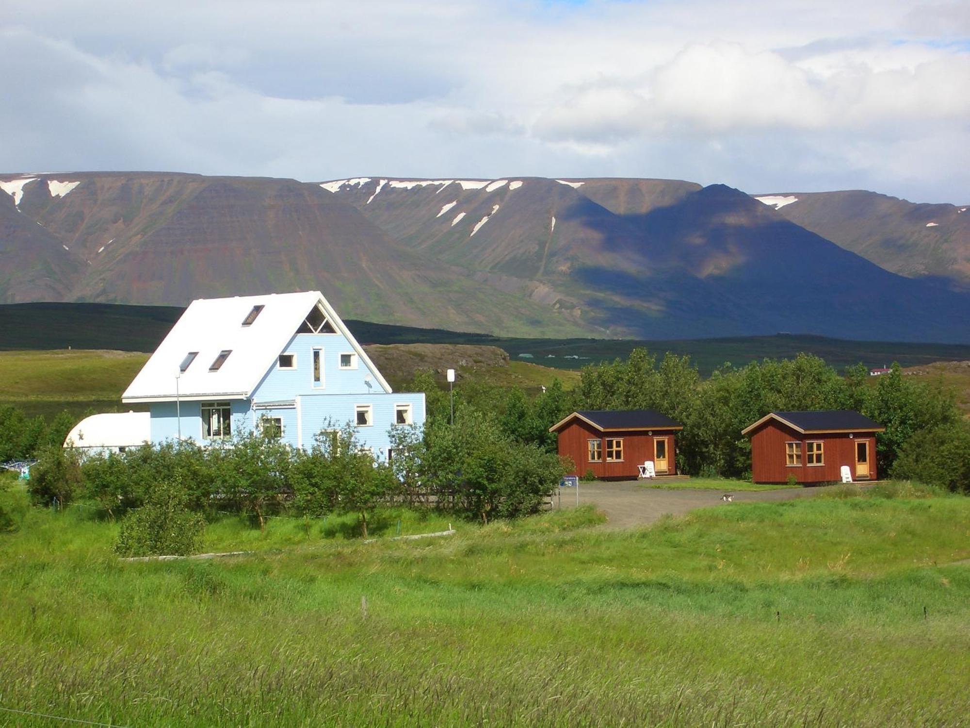 Guesthouse Petursborg アークレイリ エクステリア 写真