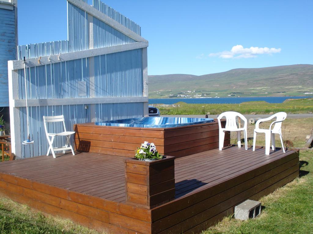 Guesthouse Petursborg アークレイリ エクステリア 写真