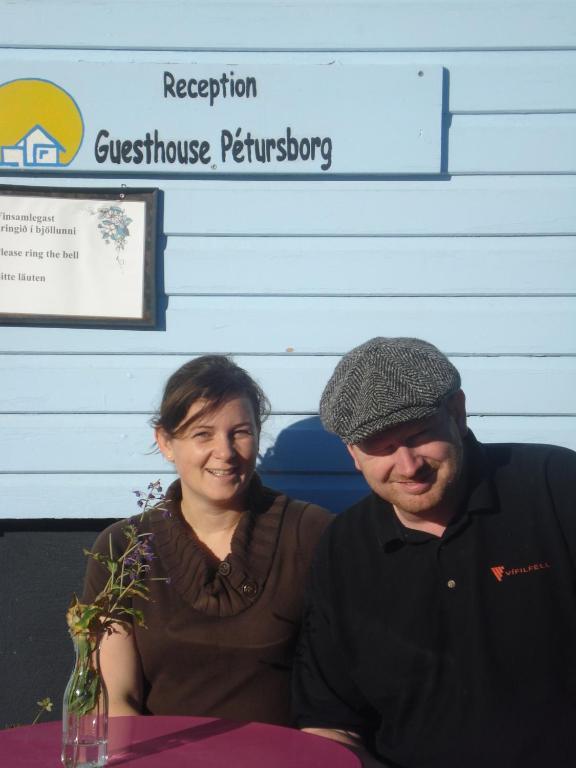 Guesthouse Petursborg アークレイリ エクステリア 写真