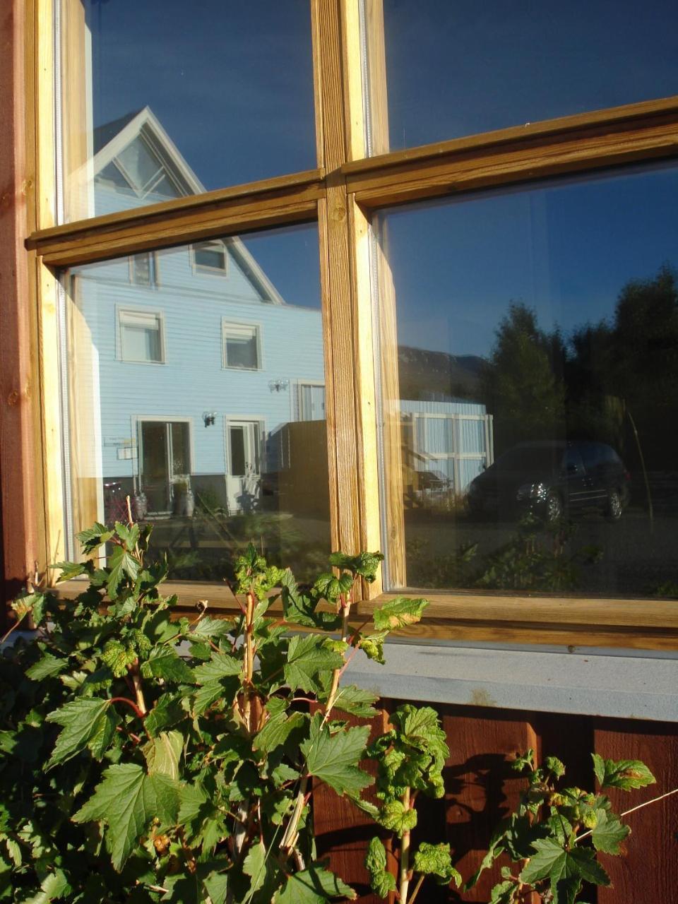 Guesthouse Petursborg アークレイリ エクステリア 写真