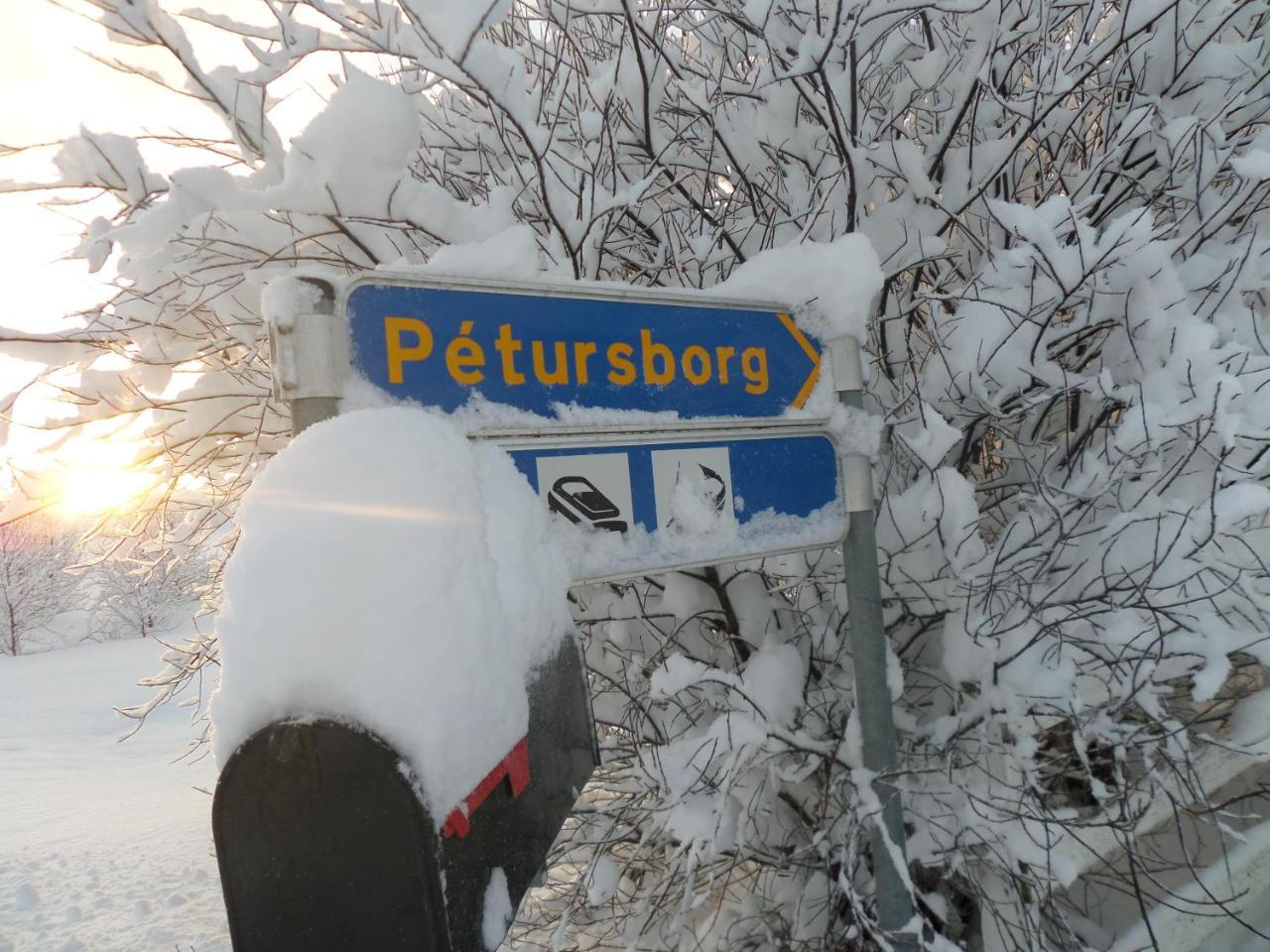 Guesthouse Petursborg アークレイリ エクステリア 写真