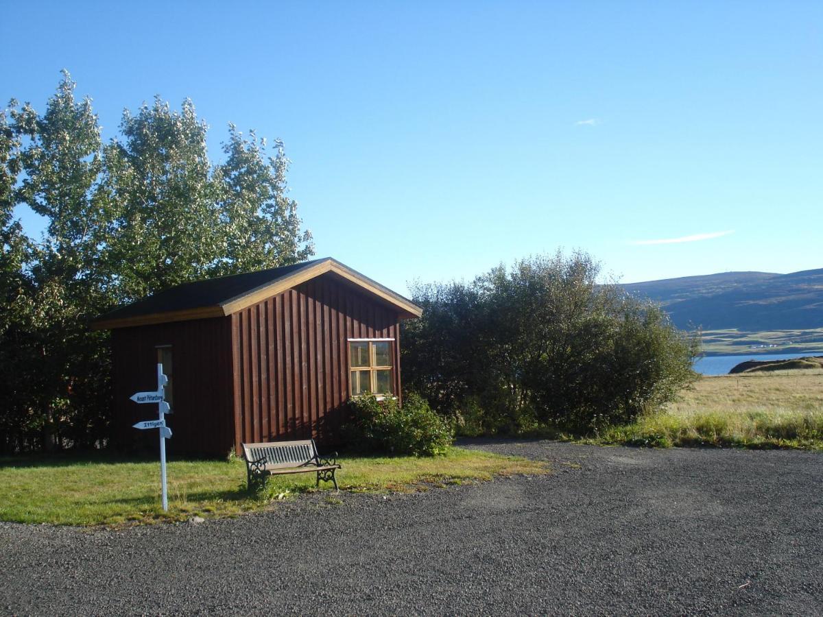 Guesthouse Petursborg アークレイリ エクステリア 写真
