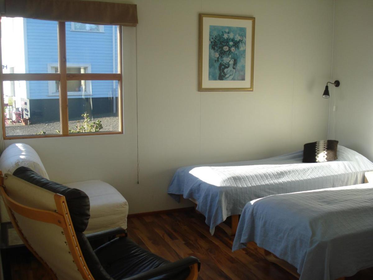 Guesthouse Petursborg アークレイリ エクステリア 写真
